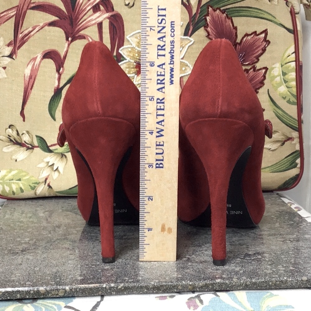 🪭 Nine West Luminous Brick Red Suede Ankle Strap Peep Toe Heels Sz.8.5 - Picture 2 of 10